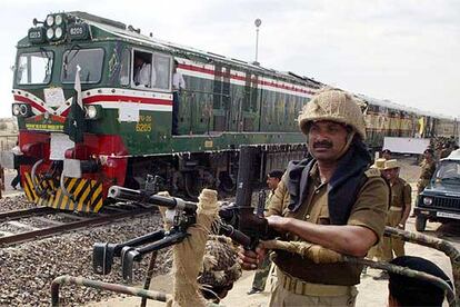 Soldados indios escoltan el tren en Munabao, en la frontera con Pakistán.