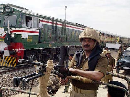 Soldados indios escoltan el tren en Munabao, en la frontera con Pakistán.