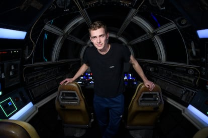 Hayden Christensen posa en una reproducción del Halcón Milenario en el parque Disneyland de Anaheim (California) en el año 2019.