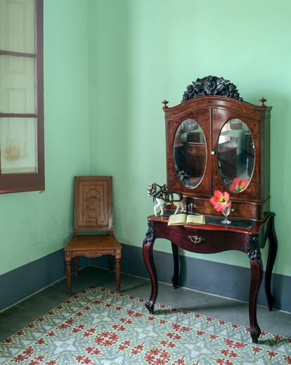Mueble con espejos en uno de los dormitorios. En 1920, Miró lo pintó con un caballito blanco, un libro, una pipa y una flor.