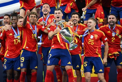 Morata y el resto de jugadores españoles celebran la Eurocopa. 