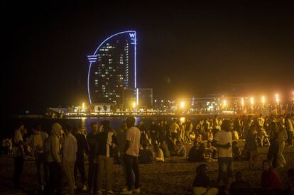 Vista de la playa de Barcelona durante el botellón que tuvo lugar el sábado de madrugada.