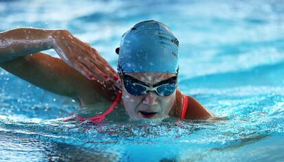 Raquel López entrenando en la piscina.