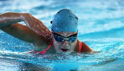 Raquel L&oacute;pez entrenando en la piscina.