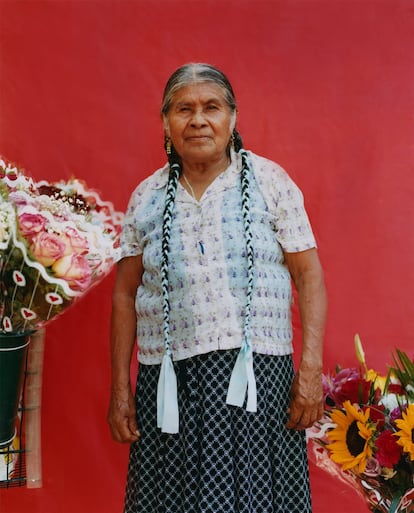 Guadalupe y su esposo (el hombre de la siguiente foto) venden productos artesanales que traen de México en una pequeña plaza del barrio de Bushwick, en Brooklyn.