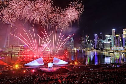El público observa el espectáculo de fuegos artificiales en Marina Bay de Singapur.