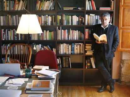 Bernardo Atxaga, en su casa de Zaiduondo (Álava).