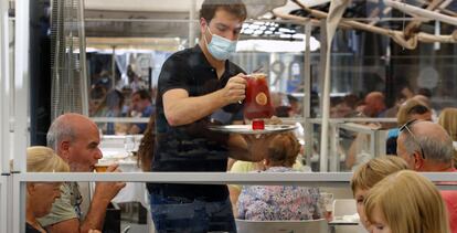 Un camarero sirve una sangria en un restaurante de Pamplona.