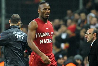 Drogba, en su homenaje a Mandela.