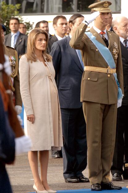 En 2005, embarazada de la infanta Leonor, se decant por un vestido plisado en color nude.?