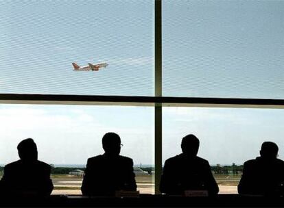 Trabajadores en la nueva terminal del aeropuerto de El Prat.