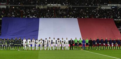 Antes del partido hubo un minuto de silencio por las víctimas del atentado de París.