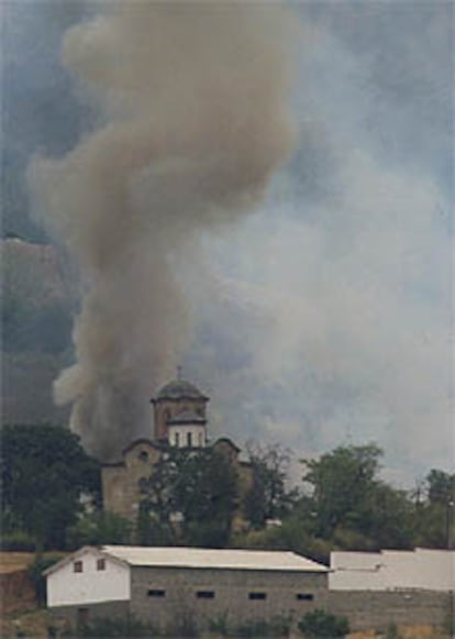 El humo de los disparos rodea la iglesia ortodoxa de la localidad de Ljuboten, situada en las cercanías de Skopje.