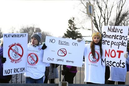 Protesta en Wisconsin, en los aledaños del estdio de los Green Bay Packers, en contra de que los Redskins mantuvieran su nombre aún en 2019. Los nativos americanos son personas, no mascotas.