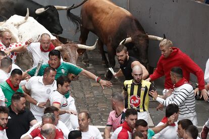 Los toros a su paso por la curva de la calle Mercaderes.  
