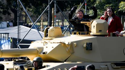 Milei y Villarruel saludan al público desde un tanque de guerra durante el Desfile del Día de la Independencia, el 9 de julio de 2024 en Buenos Aires.