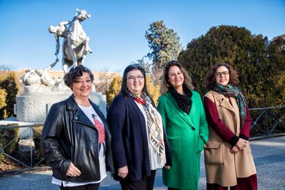Desde la izquierda, las candidatas a rector María Castro, Esther del Campo, Josefa Isasi y Matilde Carlón delante de la estatua 'El relevo' en la Ciudad Universitaria, el pasado viernes.