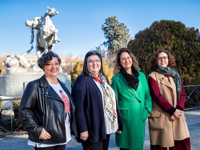 Desde la izquierda, las candidatas a rector María Castro, Esther del Campo, Josefa Isasi y Matilde Carlón delante de la estatua 'El relevo' en la Ciudad Universitaria, el pasado viernes.