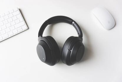 Auriculares negros en una mesa