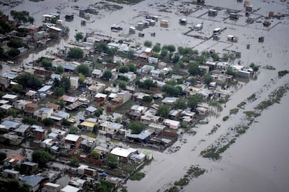 Vista aérea donde se puede ver las calles inundadas por las fuertes lluvias caídas en la ciudad argentina de La Plata.