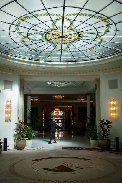 Uno de los lucernarios del Hotel Palace de Madrid con el 'hall' de fondo.