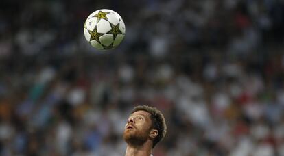 Xabi Alonso controla el balón.