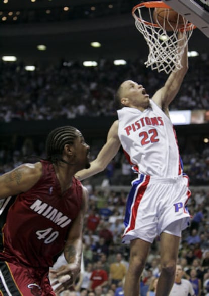 El alero Tayshaun Prince (derecha), de los Pistons, anota ante la mirada de Udonis Haslem (izq), de los Heat.