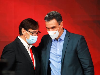 Pedro Sánchez (derecha) y Salvador Illa, este domingo en el congreso extraordinario del PSC.