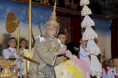 Después, sentado en un trono octogonal de madera en el Gran Palacio capitalino y vestido con un pomposo traje tradicional en tonos ocres y bordados de oro, el soberano era ungido con aceites. Ocho notables, entre ellos el primer ministro, el general Prayut Chan-ocha, le ofrecían agua sagrada. En la imagen, la reina Suthida rinde honores al rey Rama X.