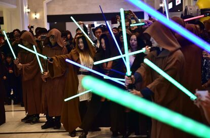 Aficionados surcoreanos vestidos como personajes de Star Wars asisten a un desfile Jedi antes del lanzamiento de la película "Star Wars: El despertar de la fuerza" en Seúl.