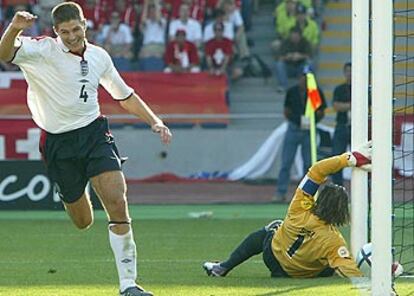 Gerrard celebra su gol, el tercero de Inglaterra, con el meta Stiel caído junto al poste.