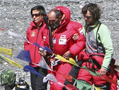 Juanito Oiarzabal, en el centro, durnate el descenso del Annapurna I.