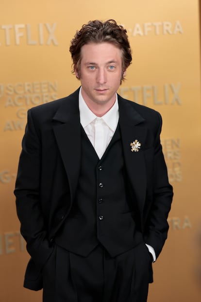 Jeremy Allen White, nominado por 'The Bear', con corbata blanca, chaleco un un broche en la solapa, una de las tendencias en joyería que muchos hombres han incorporado a sus estilismos.