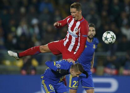 Fernando Torres (arriba) del Atlético de Madrid, después de jugada.