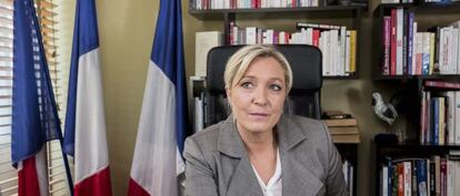 Le Pen posa en su despacho en la sede del Frente Nacional en Par&iacute;s el pasado junio. 