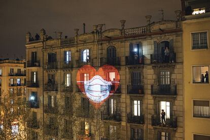 Durante la hora de los aplausos, en el confinamiento de la primavera de 2020, Javier Jaén proyectó esta imagen en una fachada de Barcelona.