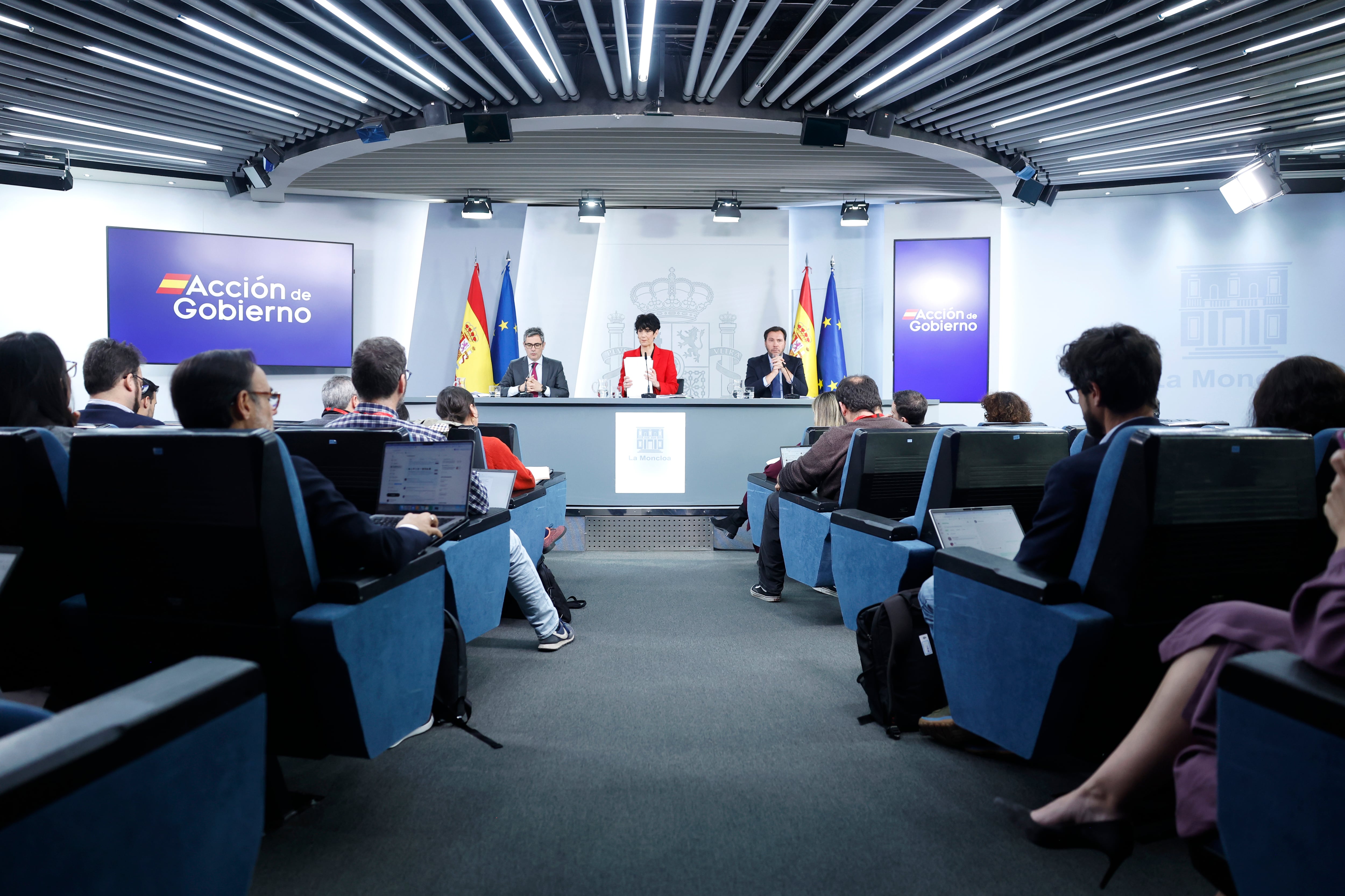 Félix Bolaños, Elma Saiz y Óscar Puente, este martes en la rueda de prensa posterior al Consejo de Ministros.