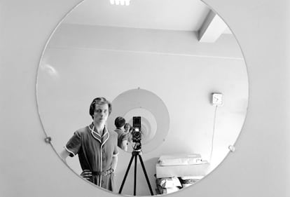Autorretrato de Vivian Maier.