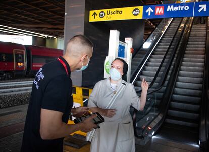 Un trabajador pide el certificado covid en la estación Tiburtina de Roma a una pasajera el 1 de septiembre.