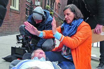 Kirsten Johnson y su padre, durante el  rodaje de 'Descansa en paz, Dick Johnson'.