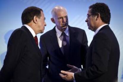 El secretario general del Partido Socialista portugués (PS) y vicepresidente de la Internacional Socialista (IS), Antonio José Seguro (d), habla ayer con el presidente de la IS, el griego Yorgós Papandreu (c), y el secretario general de la IS, Luis Ayala (i), durante la sesión de apertura de la IS en Cascais, Portugal.