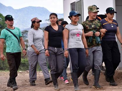 Ex-guerrilheiros das FARC chegam na terça-feira à vereda de Pondores onde começarão sua transição para a vida civil.