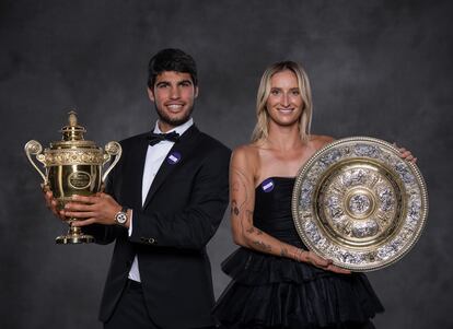 Carlos Alcaraz posa con la checa Marketa Vondrousova en la cena de Wimbledon en 2023.