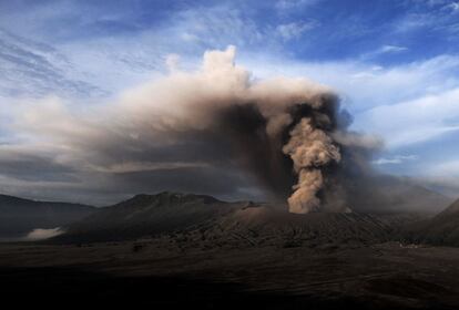 El Monte Bromo en erupción. Foto tomada desde Probolinggo en la provincia de Java al este de Indonesia. El volcán ha generado una columna de 1.200 metros de altura obligando a cancelar todas las actividades cerca del aeropuerto Abdurrahman Saleh en el distrito Malang. 
