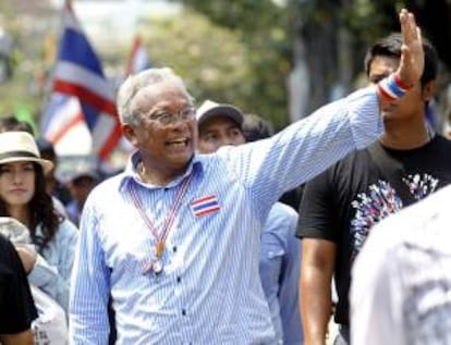 El líder opositor Suthep Thaugsuban (c) saluda a sus simpatizantes durante una marcha para pedir la dimisión del actual Gobierno de transición, en Bangkok. EFE/Archivo