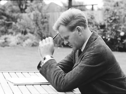 El escritor John Le Carré, fotografiado en 1964.