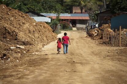 Dos vecinas de La Pintada (Atoyac de &Aacute;lvarez) pasean por una de las calles redibujadas tras el paso de las m&aacute;quinas. 