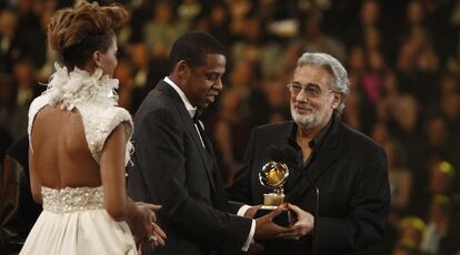 Plácido Domingo entrega un gramófono a Jay-Z y Rihanna por su canción 'Run this town'.