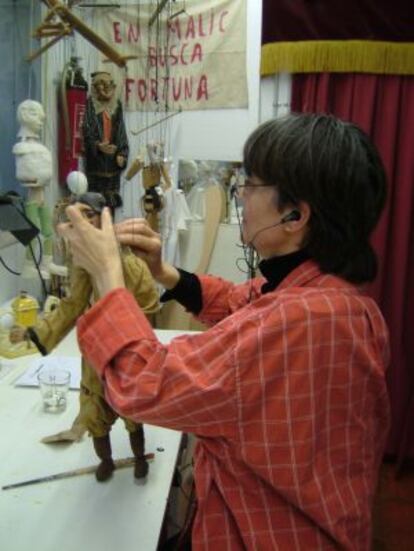 La titiritera catalana Mariona Masgrau junto a una de sus marionetas.