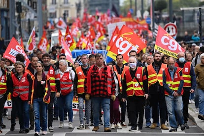 Sindicalistas participan hoy martes en la manifestación de Rennes, al oeste de Francia.